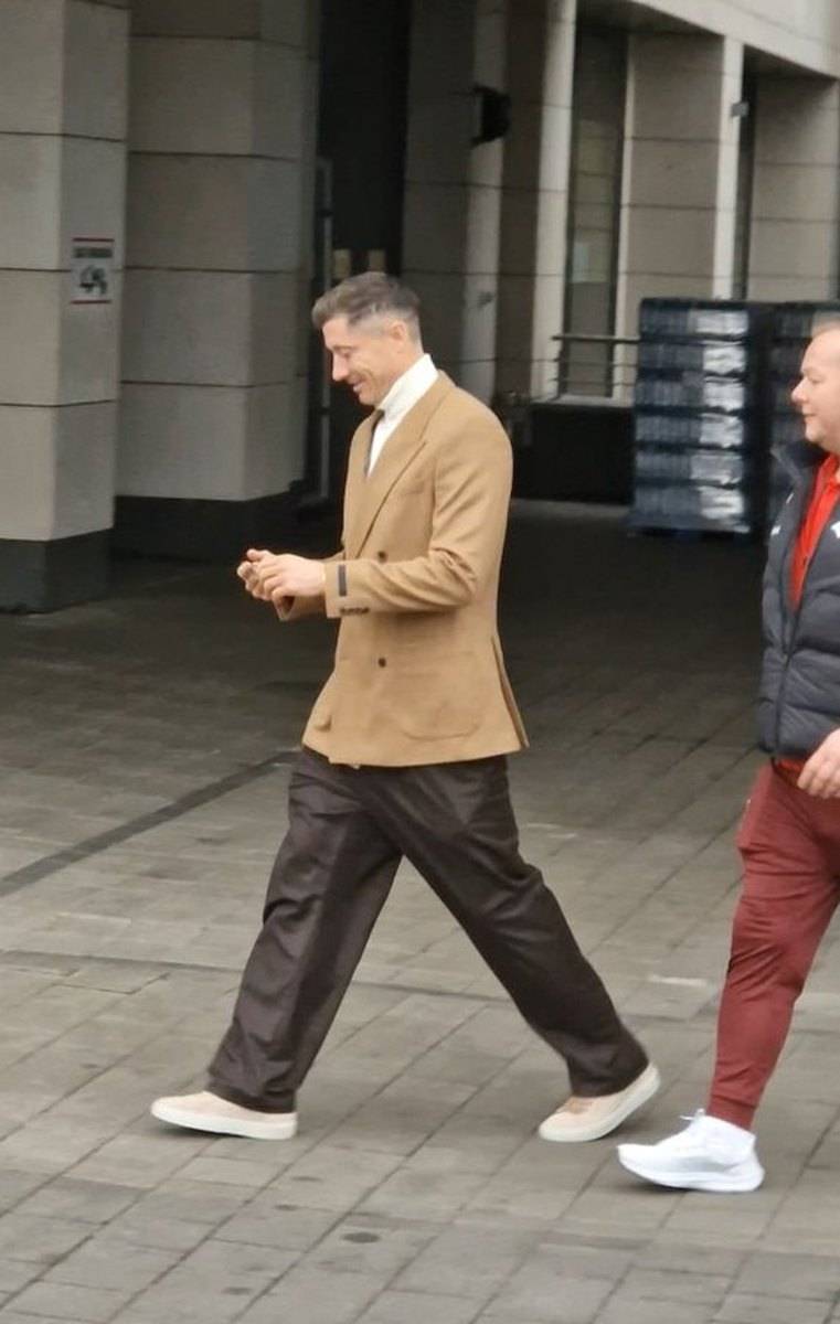 Aż trudno uwierzyć, co Lewandowski zrobił na lotnisku! Tego się nikt nie spodziewał
