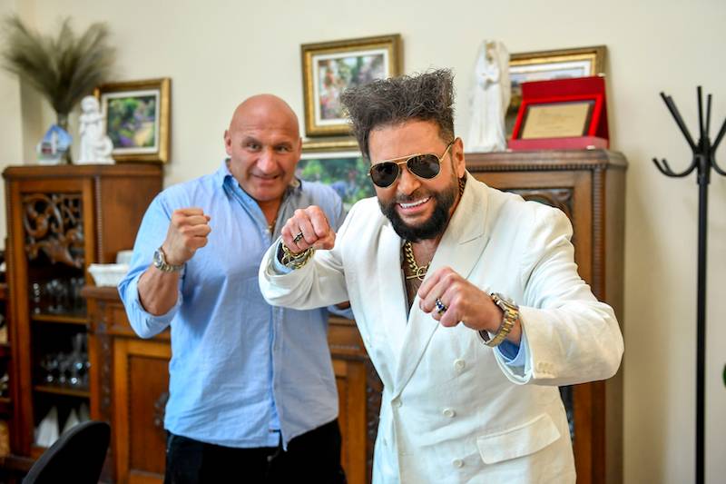 Krzysztof Rutkowski poświęcił swoje samochody. Istny spektakl religijny!