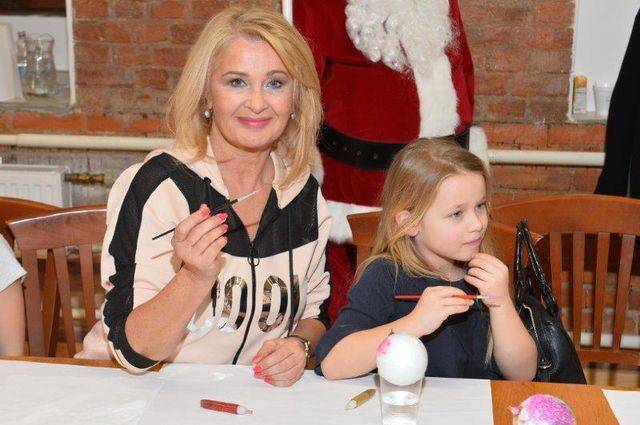 Gwiazdy malują z dziećmi bombki