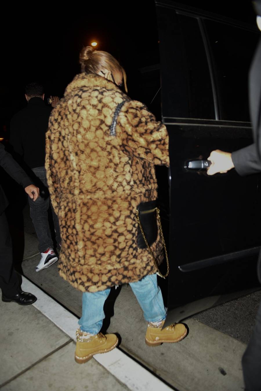 Jennifer Lopez w drodze na kolację z narzeczonym i przyjaciółmi.