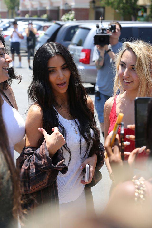 Kim Kardashian robi selfies z fankami