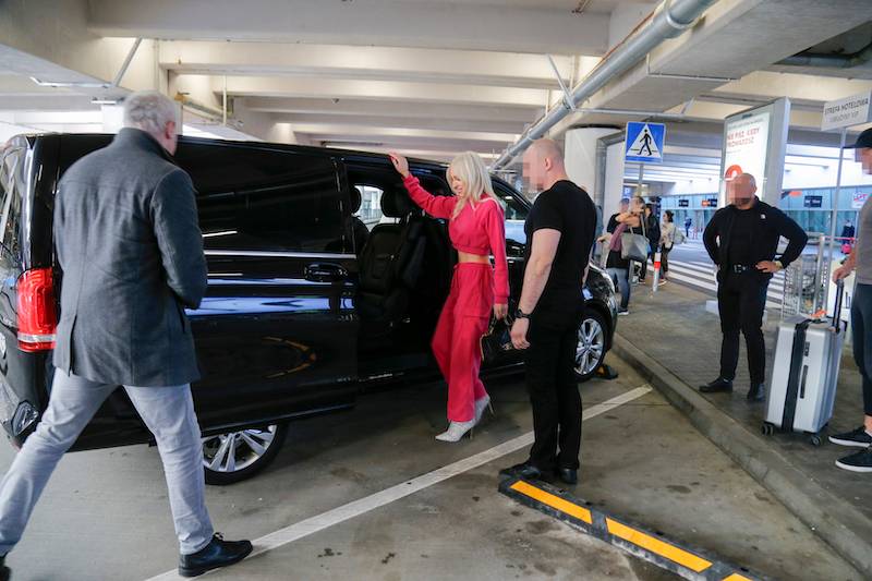 Caroline Derpieński w różowym DRESIE wkracza do Polski! Ponownie zobaczymy ją na salonach? (FOTO)