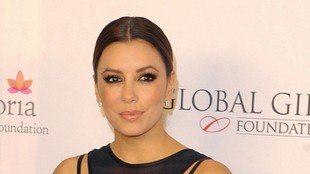 Na okładce Elle ma na sobie tylko kryształki (FOTO)