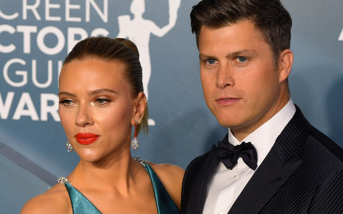 Scarlett Johansson z dekoltem do PĘPKA! Przyszła na galę z narzeczonym (ZDJĘCIA)