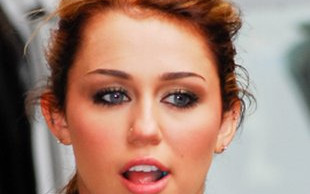 Miley Cyrus nosi się jak paw (FOTO)