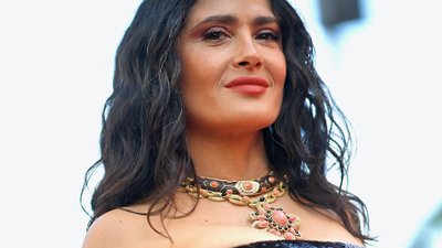 57-letnia Salma Hayek kpi sobie z upływającego czasu. Gwiazda w bikini pokazuje “nową” dojrzałą kobietę
