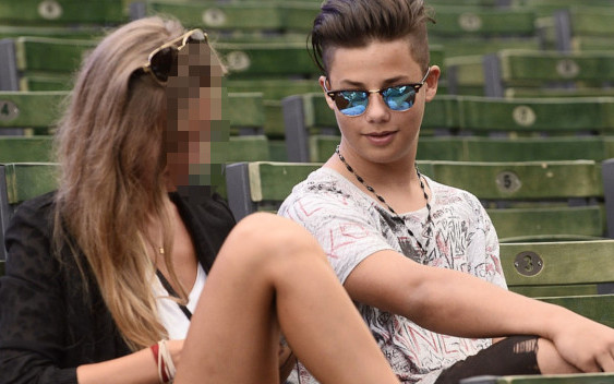 Allan Krupa z dziewczyną na próbie mamy