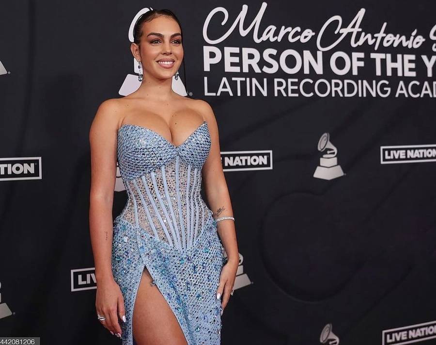 Georgina Rodriguez w sukni z głębokim rozcięciem niczym KRÓLOWA LODU (ZDJĘCIA)