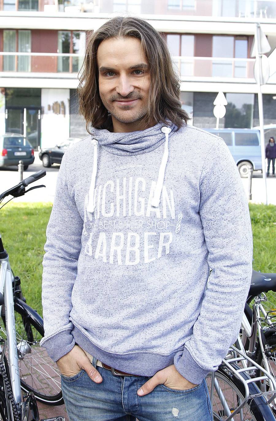 Piotr Stramowski w długich włosach