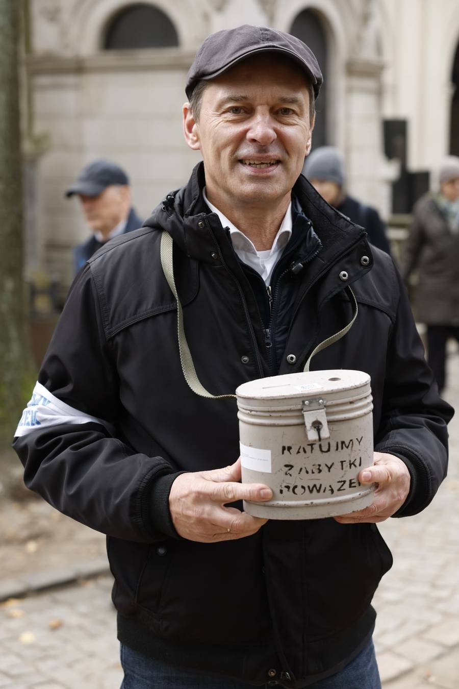 Gwiazdy wspierają kwesty na cmentarzach! Wśród nich: Szymon Majewski, Beata Tadla, Karol Strasburger (FOTO)