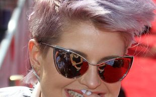 Kelly Osbourne w nowej fryzurze na salonach (FOTO)