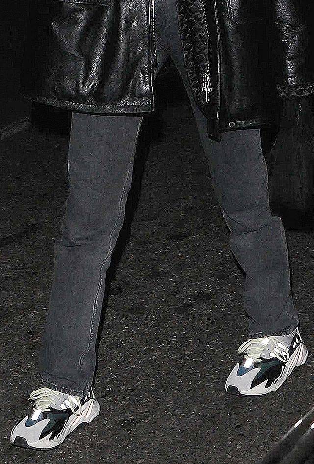 Kendall Jenner w KOSZMARNEJ stylówce na kolacji ze znajomymi (ZDJĘCIA)