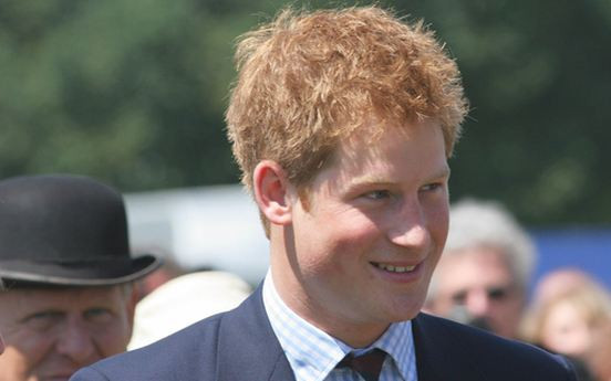 Książę Harry i jego różowe paznokcie