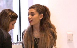 Ariana Grande nosi perukę! (FOTO)