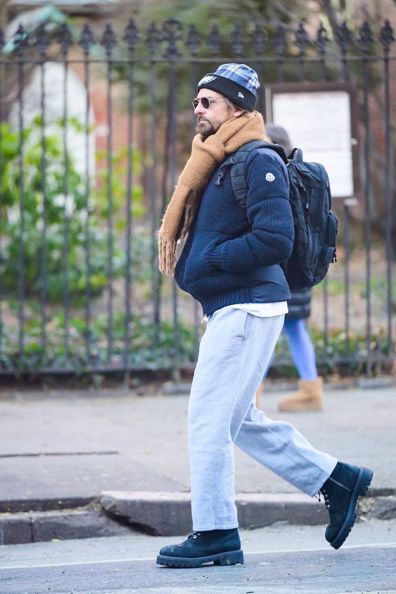 Stylowa Irina Shayk z córeczką i psem w Nowym Jorku. Wygląda na przeziębioną