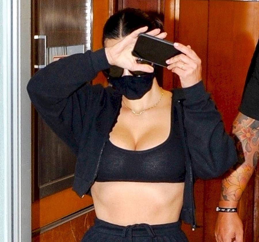 Kim Kardashian zasłania się telefonem