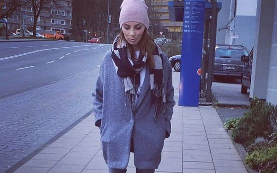 W co ubiera się Charlize Mystery