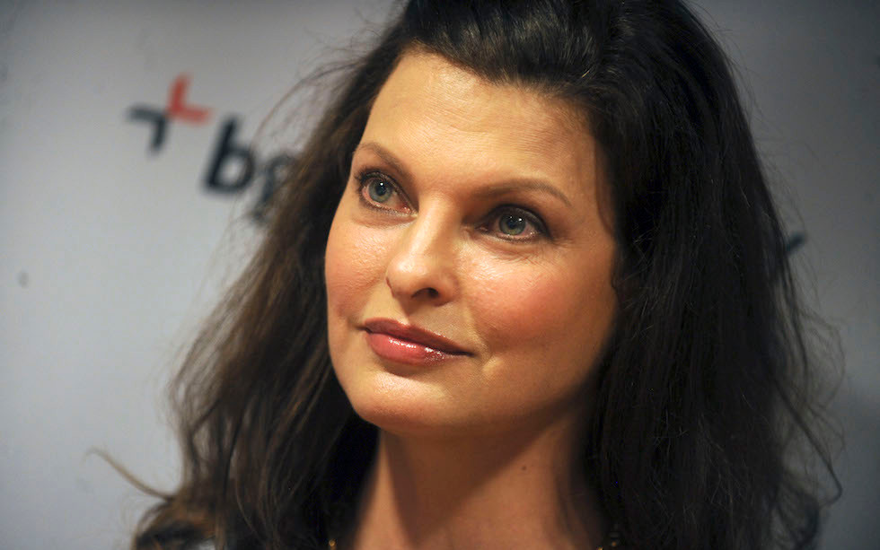 “Oszpeconą” przez zabieg kosmetyczny Linda Evangelista przyznała, że korzysta z botoksu