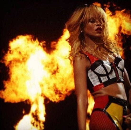 Rihanna koncertuje
