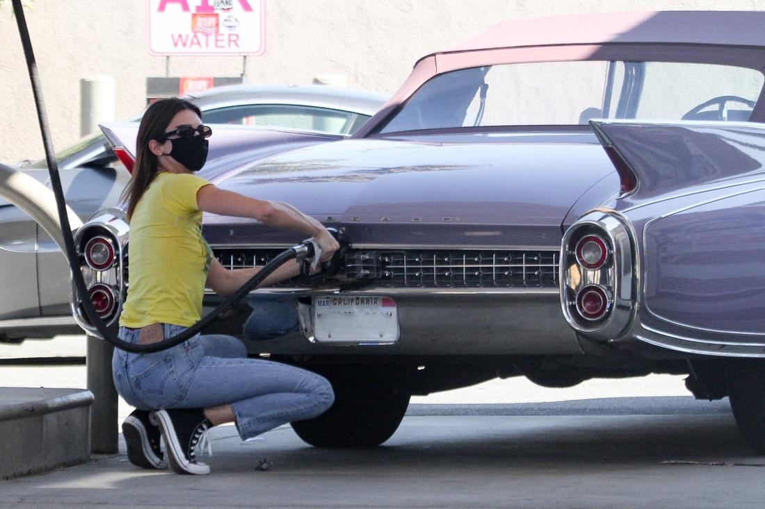 Kendall Jenner tankuje samochód, fot. Ability Films / BACKGRID / Backgrid USA / Forum