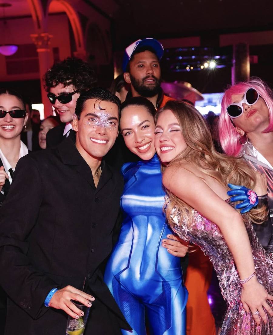 Sydney Sweeney z przytupem świętuje 28. urodziny! Gwiazdorska obsada, tłumy gości i kosmiczne kostiumy