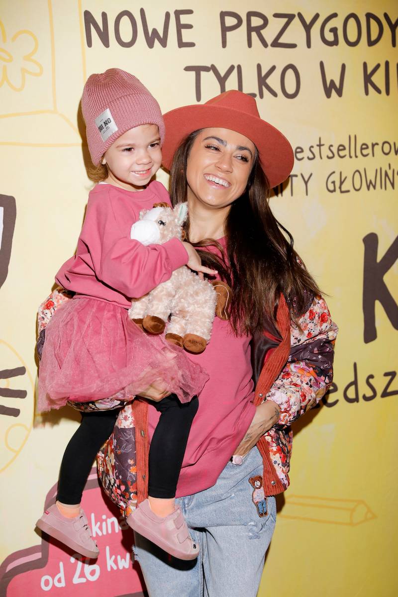 Premiera filmu “Kicia Kocia w przedszkolu”. Krzysztof Czeczot i Maja Hyży pozują z córeczkami