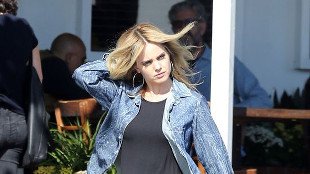 Mena Suvari i jej okrągły brzuszek (FOTO)