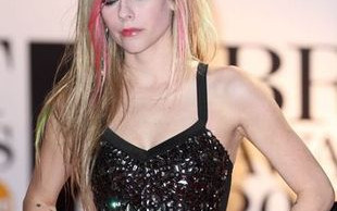 Avril Lavigne dziękuje fanom ubrana w bikini (VIDEO)