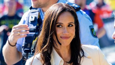 Megan Markle z małżonkiem znów znieważyli zmarłą królową Elżbietę II, “Mają tupet!”