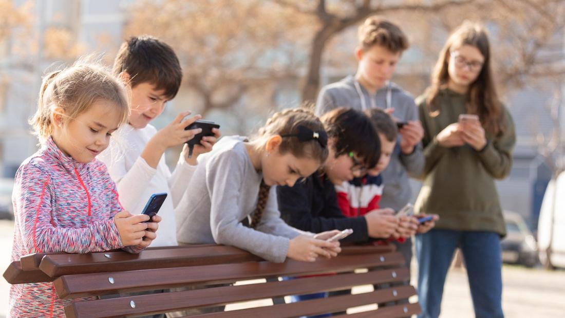 Uzależnienie od telefonów w polskich szkołach, fot. Canva.com