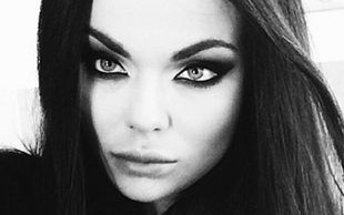 Luxuria Astaroth w szlafroku i z blantem w ustach (FOTO)