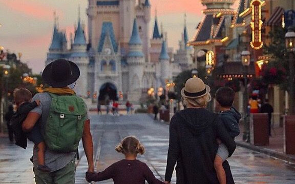 Rodzinne wakacje w Paryskim Disneylandzie – tanie loty Warszawa Modlin