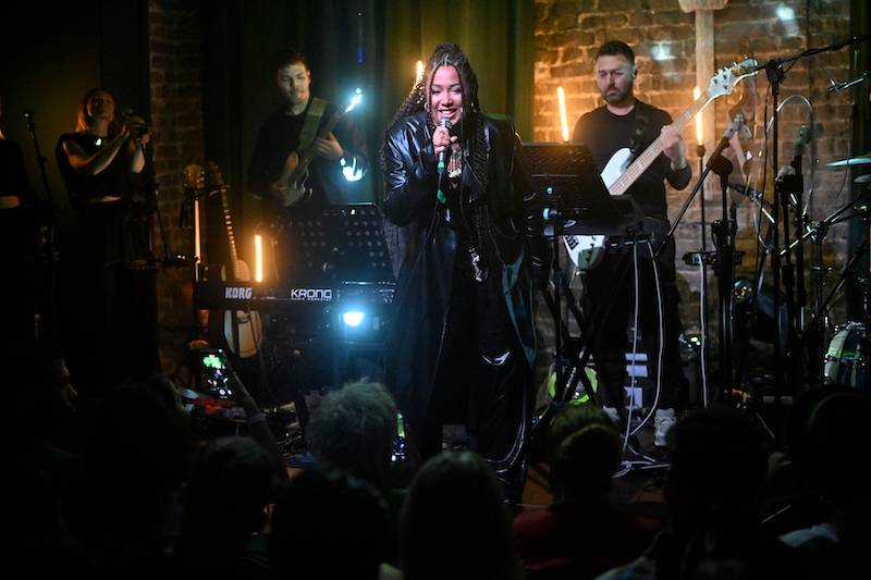 Gwiazdy na koncercie Patricii Kazadi. Szpak w warkoczykach, dawno niewidziana Joanna Moro z mężem