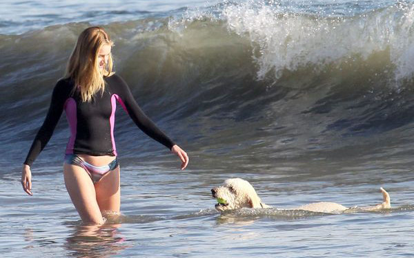 Rosie Huntington Whiteley bawi się ze swoim psem (FOTO)