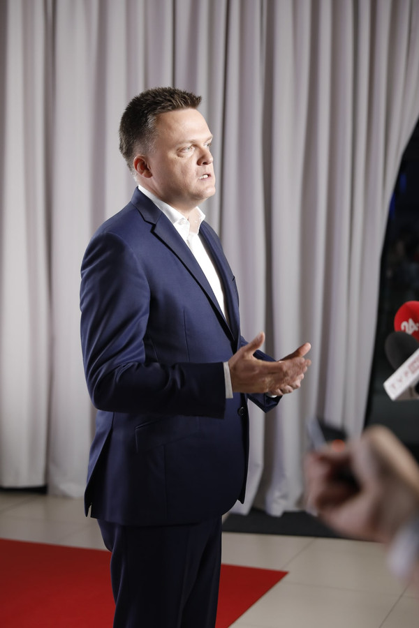 Świetnie sobie radzi! Śledzę jego wypowiedzi cały czas.