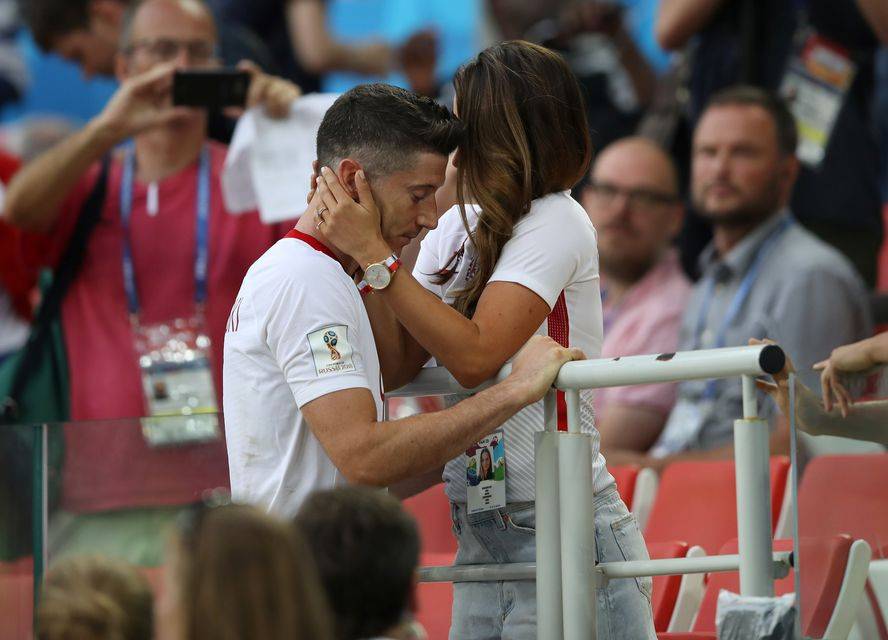 Anna Lewandowska pociesza Roberta po przegranym meczu z Senegalem