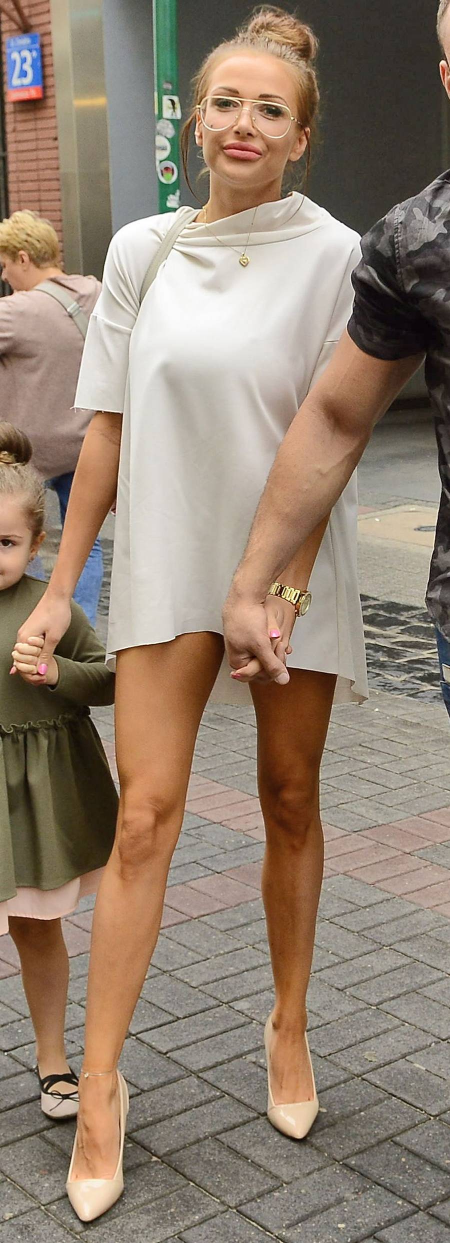 Odmieniona Eliza Trybała z Trybsonem i dziećmi na premierze (ZDJĘCIA)