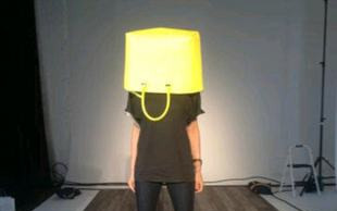 Z nerwów założyła sobie torbę na głowę (FOTO)