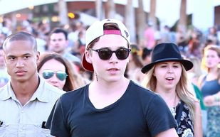 Brooklyn Beckham odsypia imprezę (FOTO)