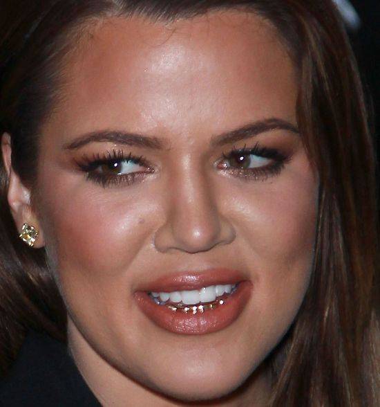 13 zdjęć, które ukazują, jak naprawdę wygląda twarz Khloe Kardashian