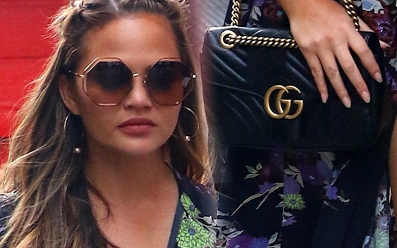 Drogo znaczy ładnie? Chrissy Teigen z torebką za 8 tysięcy… (ZDJĘCIA)