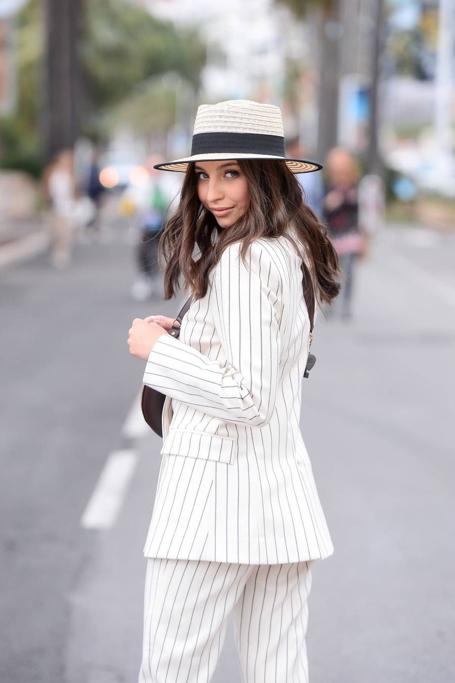 Pasiasta Julia Wieniawa pręży się na schodach w Cannes