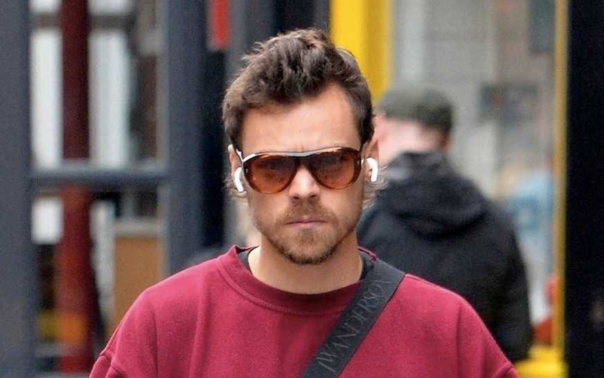 Odmieniony Harry Styles jest znów singlem, “Jak on się zmienił!” [nowe zdjęcia z Rzymu]