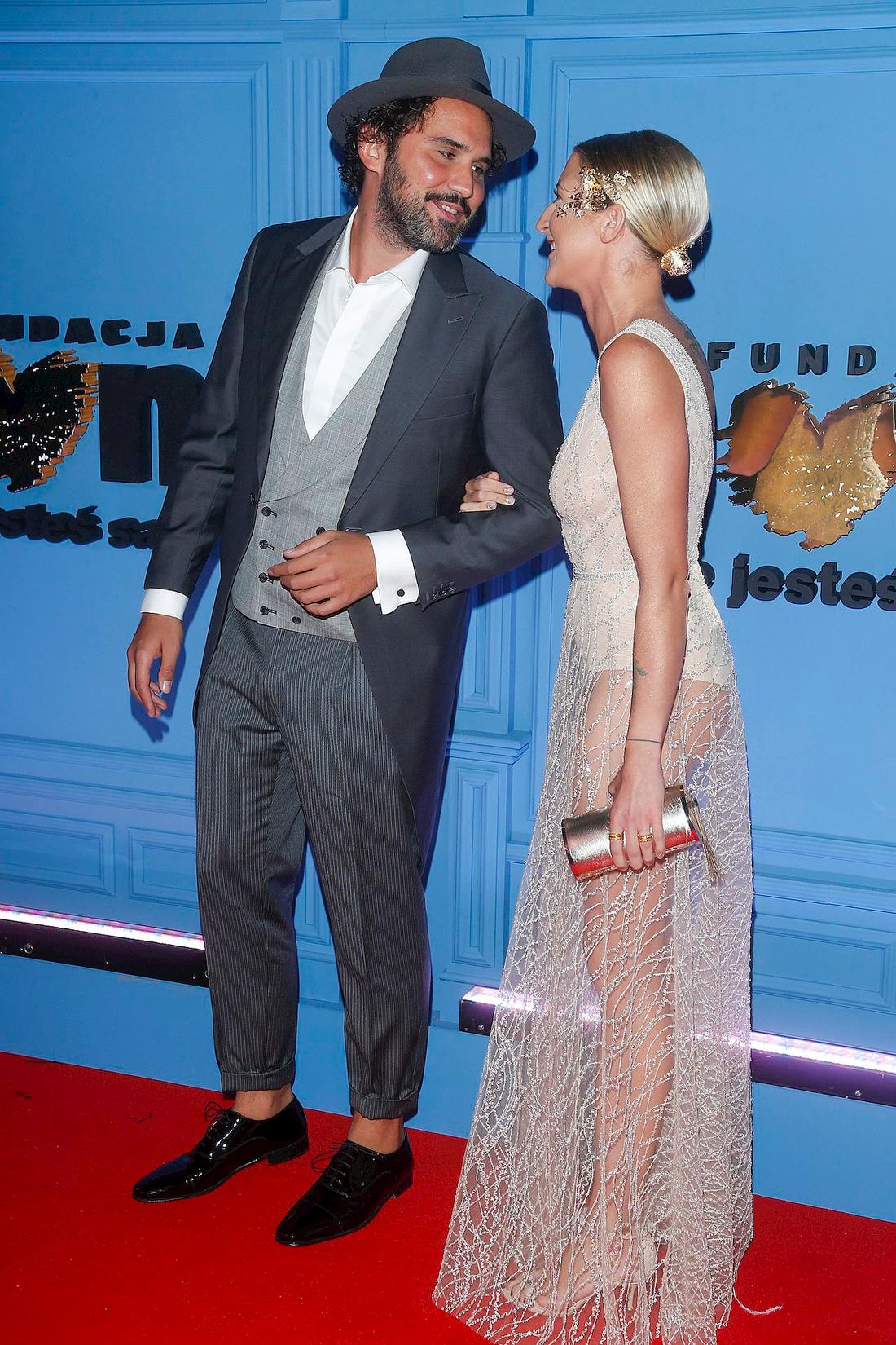 Elegancka Lara Gessler z mężem na czerwonym dywanie. 
