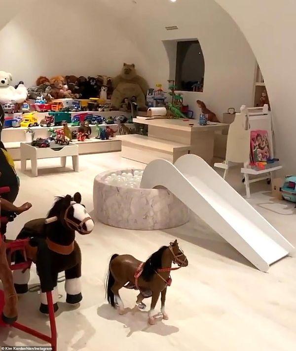 Dom Kim Kardashian - pokój zabaw Dom Kim Kardashian - pokój zabaw