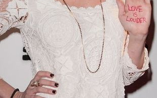 Młoda aktorka kusi dekoltem (FOTO)