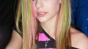 Avril Lavigne z pewnością nie wygląda na 26-latkę (FOTO)