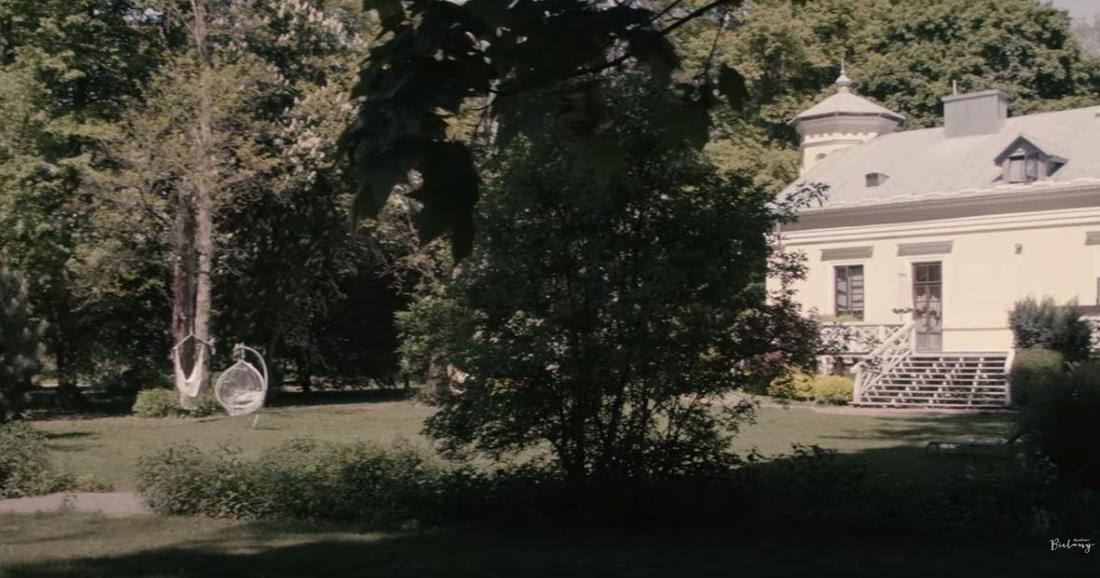 XIX wieczny dworek Nataszy Urbańskiej i Janusza Józefowicza.