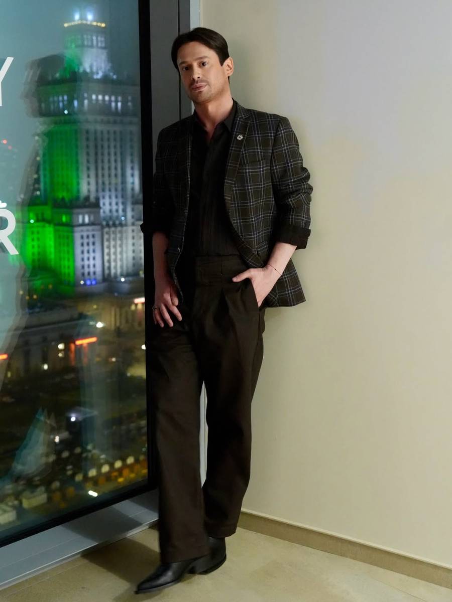 Chief Content Officer New Media Wave Karol Nowakowski postawił na stylizację w odcieniach bordo.