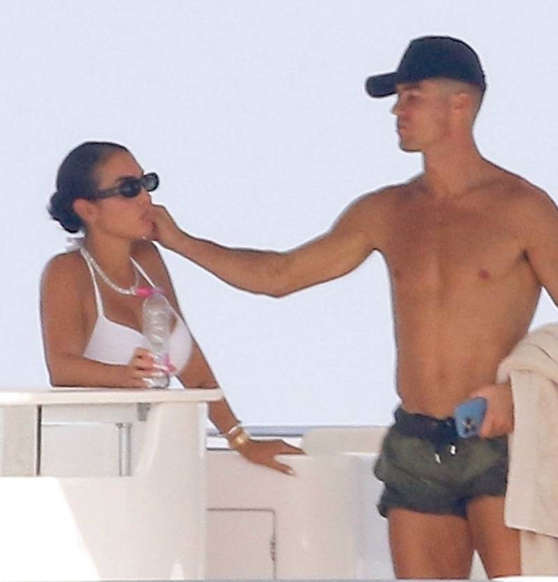 Cristiano Ronaldo i Gerogina Rodriguez wypoczywają na ogromnym jachcie (ZDJĘCIA)